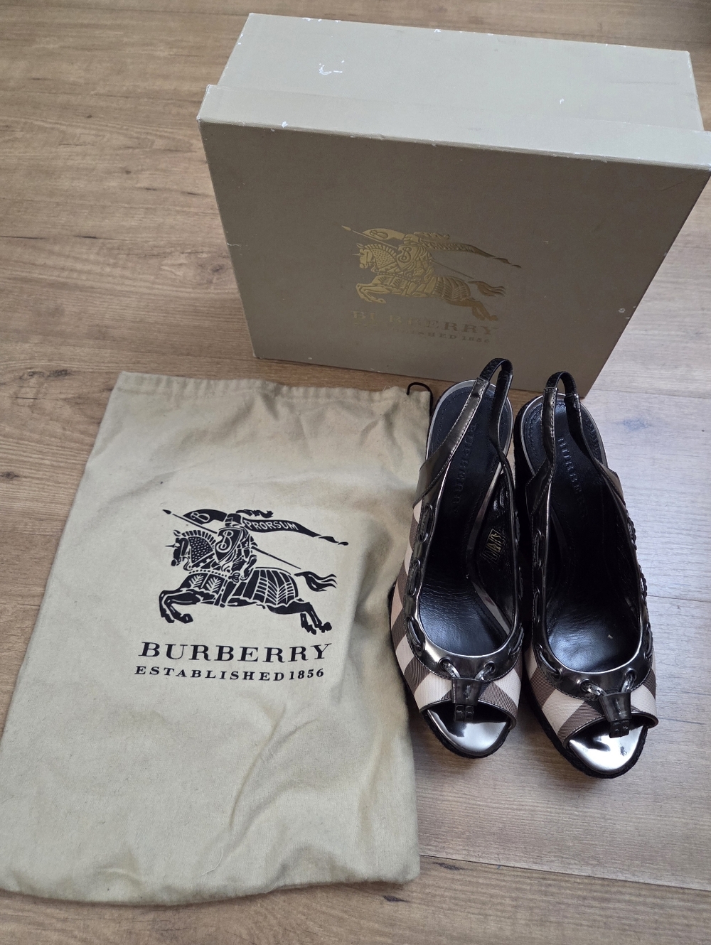 Burberry Espadrille Wedge - Picture 13 of 16